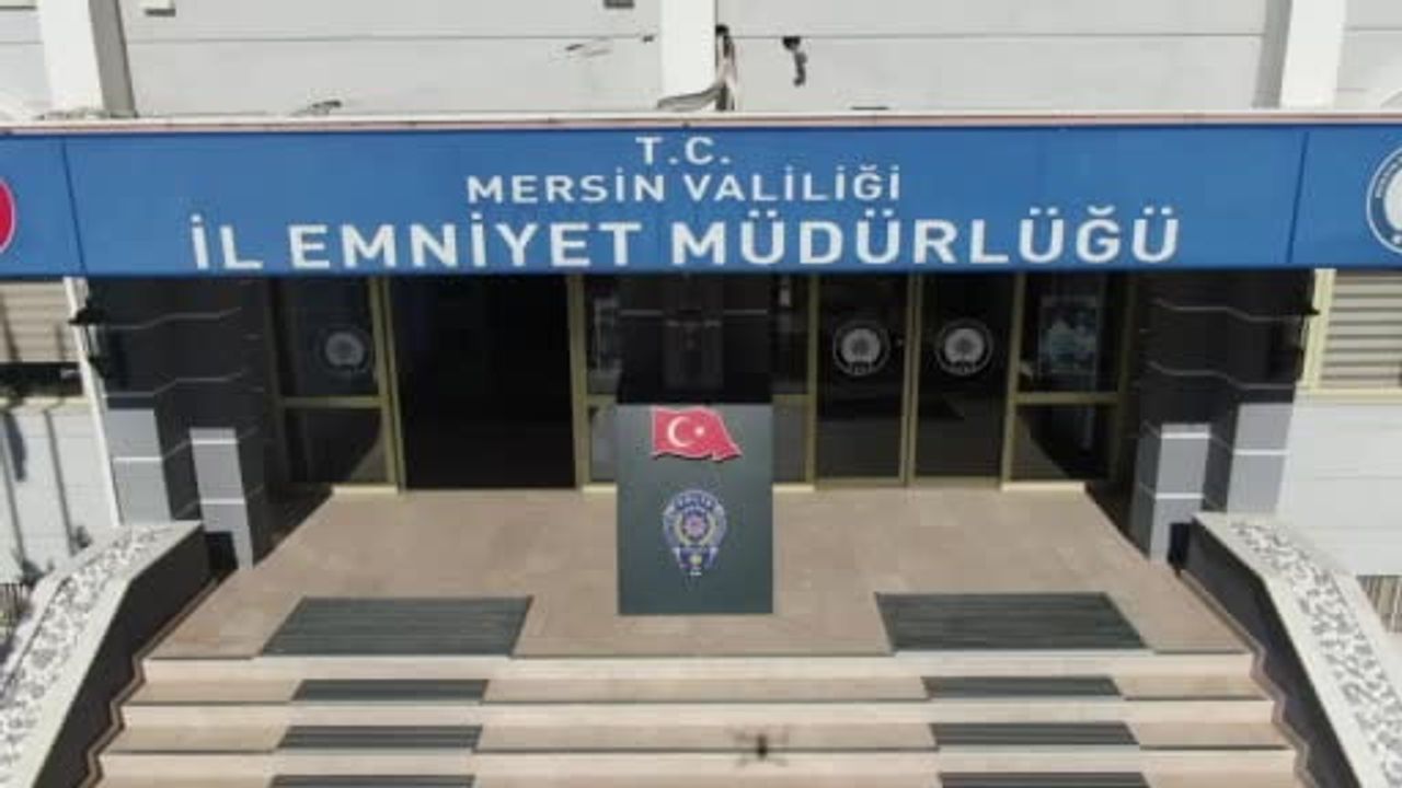 Mersin'de polis operasyonu: Teypte gizlenmiş silah, Kalaşnikof ve yüklü miktarda uyuşturucu ele geçirildi