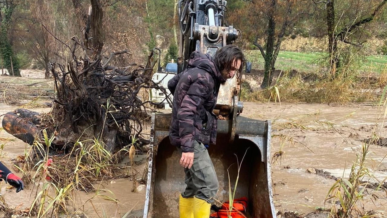 Mersin'de sağanak sel: Erdemli'de dere kenarında mahsur kalan vatandaş kepçe ile kurtarıldı