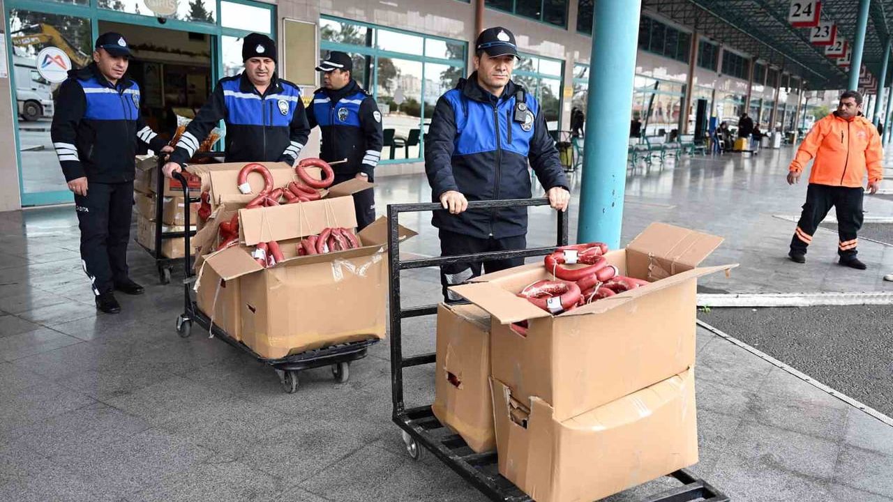 Mersin'de şehirlerarası otobüslerde sağlıksız sucuk ve çiğköfte ürünleri imha edildi