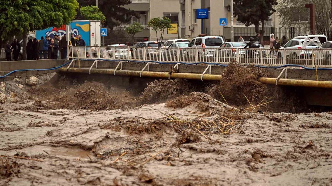 Mersin'de sel mesaisi: Büyükşehir ve MESKİ ekipleri sahada hasarı gideriyor