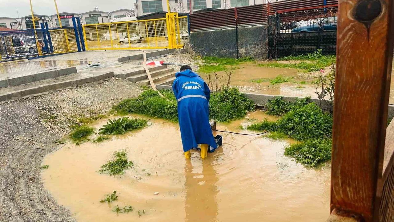 Mersin'de selin yaraları sarılıyor: Mezitli ve Tece Deresi çevresinde tahliye ve temizlik çalışmaları
