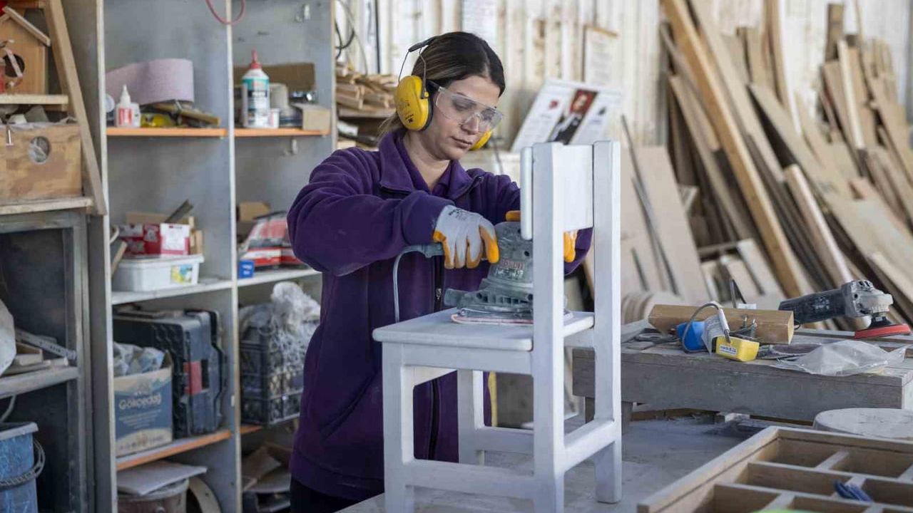 Mersin'de Tarsus Geri Dönüşüm Atölyesi atıkları yeniden üretime kazandırıyor