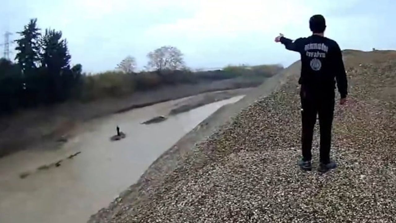 Mersin'de yağmur nedeniyle Deliçay'a düşen araç; sürücü itfaiye ekiplerince kurtarıldı