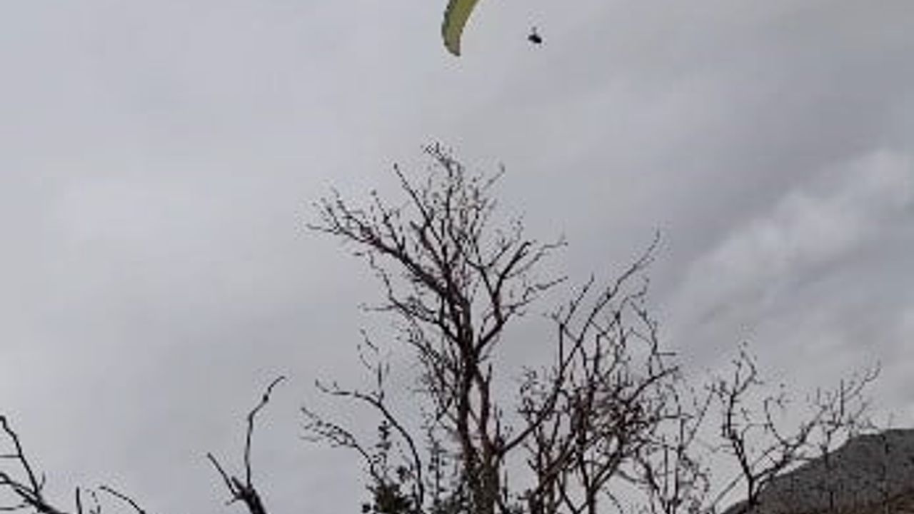 Mersin'de yamaç paraşütçüsü, orman işçilerinin çay davetine iniş yaparak katıldı