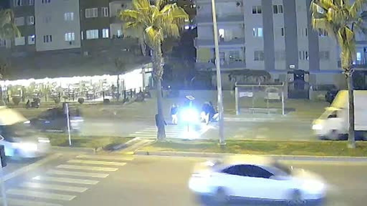 Mersin'de yayaya yol vermek isteyen sürücünün ani freninin neden olduğu 4 araçlı zincirleme kaza