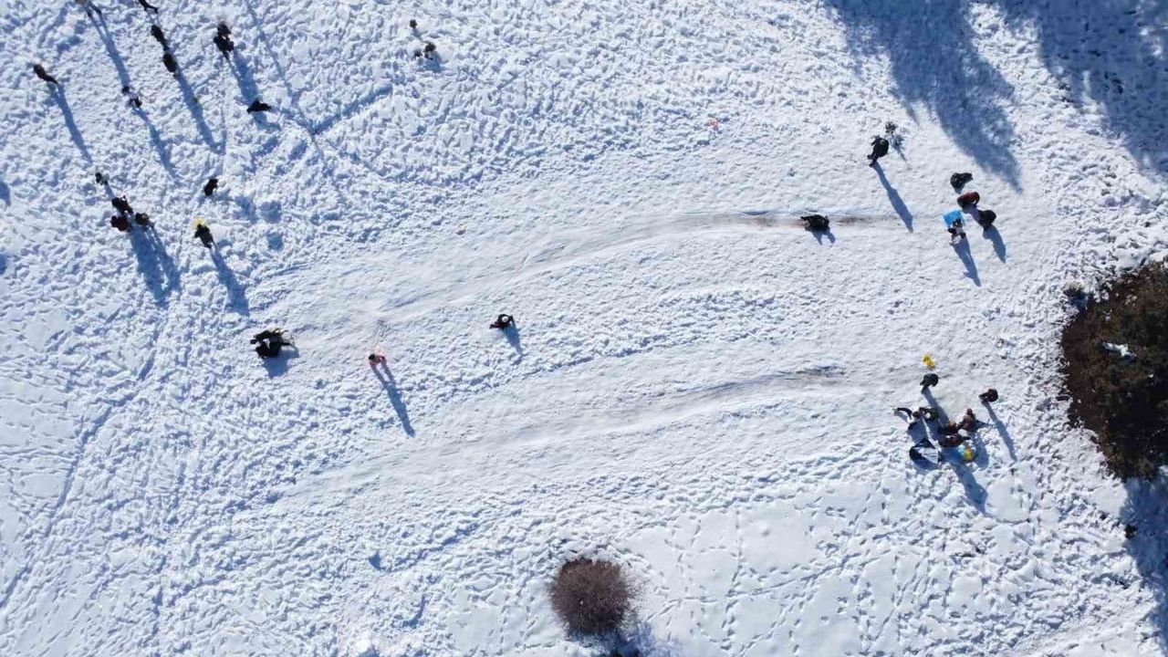 Mersin’in yüksek kesimlerinde kar sevinci: Çocuklar leğen ve naylonla kaydı