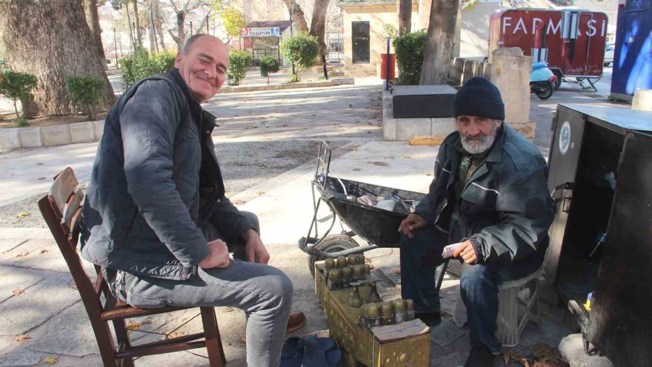 Mersin Mut'ta 35 yıldır ayakkabı boyacılığı yapan 67 yaşındaki Bayram Batı kışta da ekmek mücadelesi veriyor