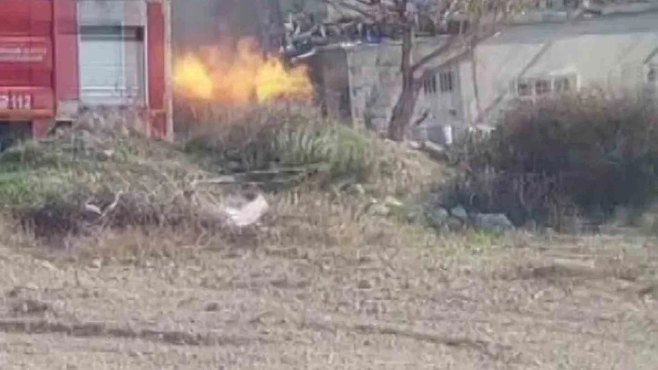 Mersin Mut'ta tamirdeki otomobil alev aldı, araç kullanılamaz hale geldi