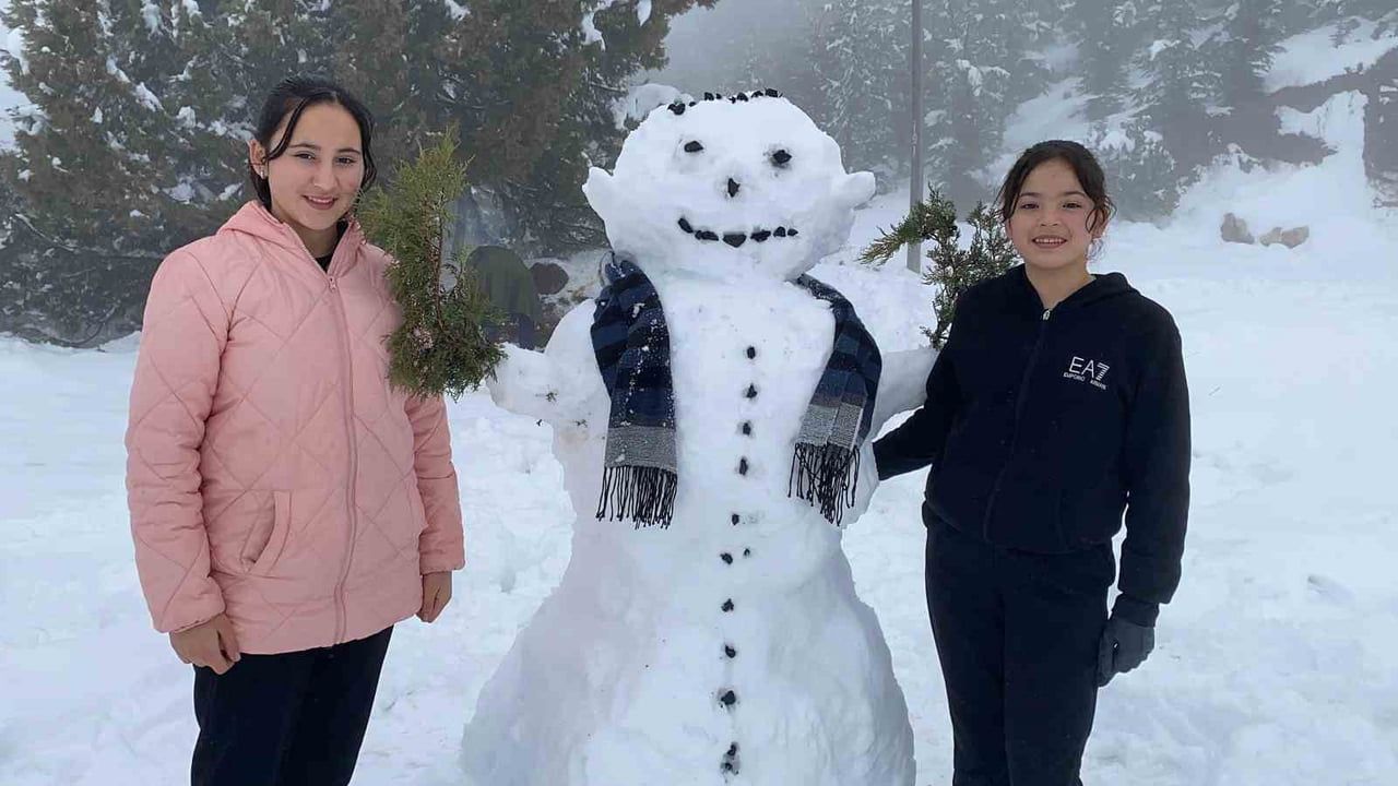 Mersin yüksek kesimlerinde kar yağışı: Erdemli'de 1.400 m üzeri 30 cm'e varan örtü köylüleri ve tatilcileri sevindirdi