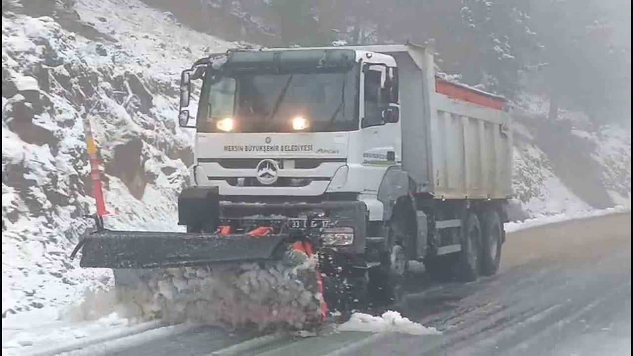 Mersin yüksek kesimlerinde karla mücadele sürüyor: Büyükşehir ekipleri gece-gündüz sahada