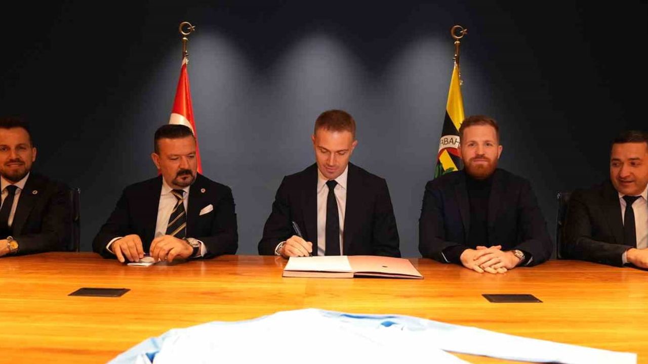 Mert Günok yeniden Fenerbahçe'de: 2.5 yıllık sözleşme imzalandı