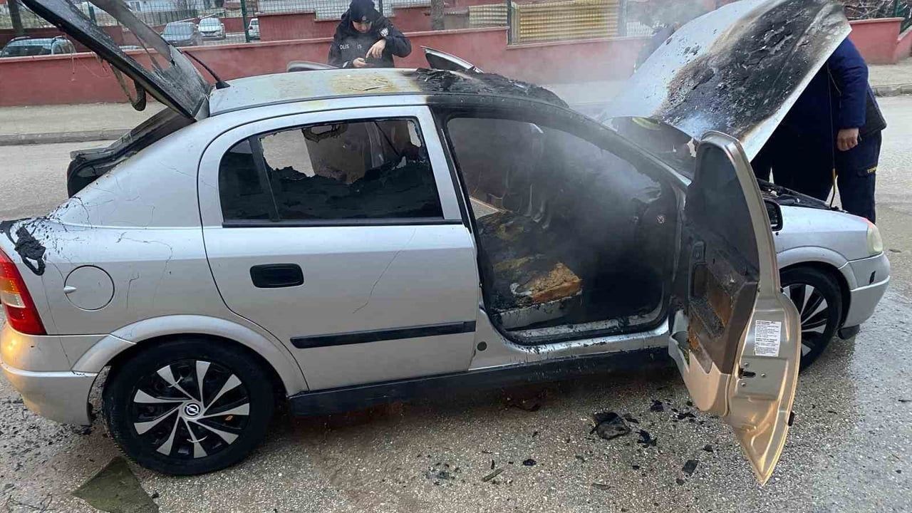 Merzifon'da park halindeki otomobil motor yangını sonucu kullanılamaz hale geldi