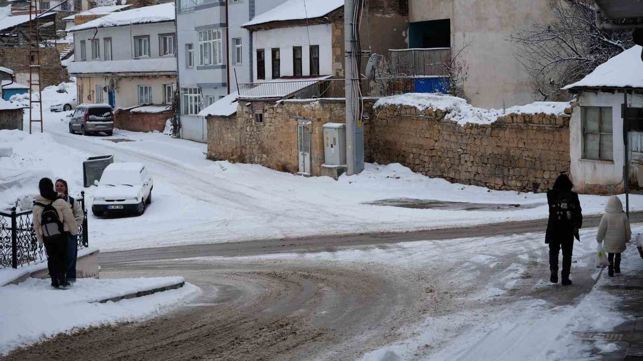Meteoroloji 12. Bölge Müdürlüğü'nden Bayburt için buzlanma, don ve çığ uyarısı
