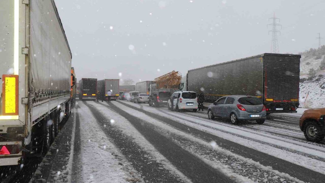 Meteoroloji'den Bayburt için kuvvetli kar, fırtına, buzlanma ve çığ uyarısı