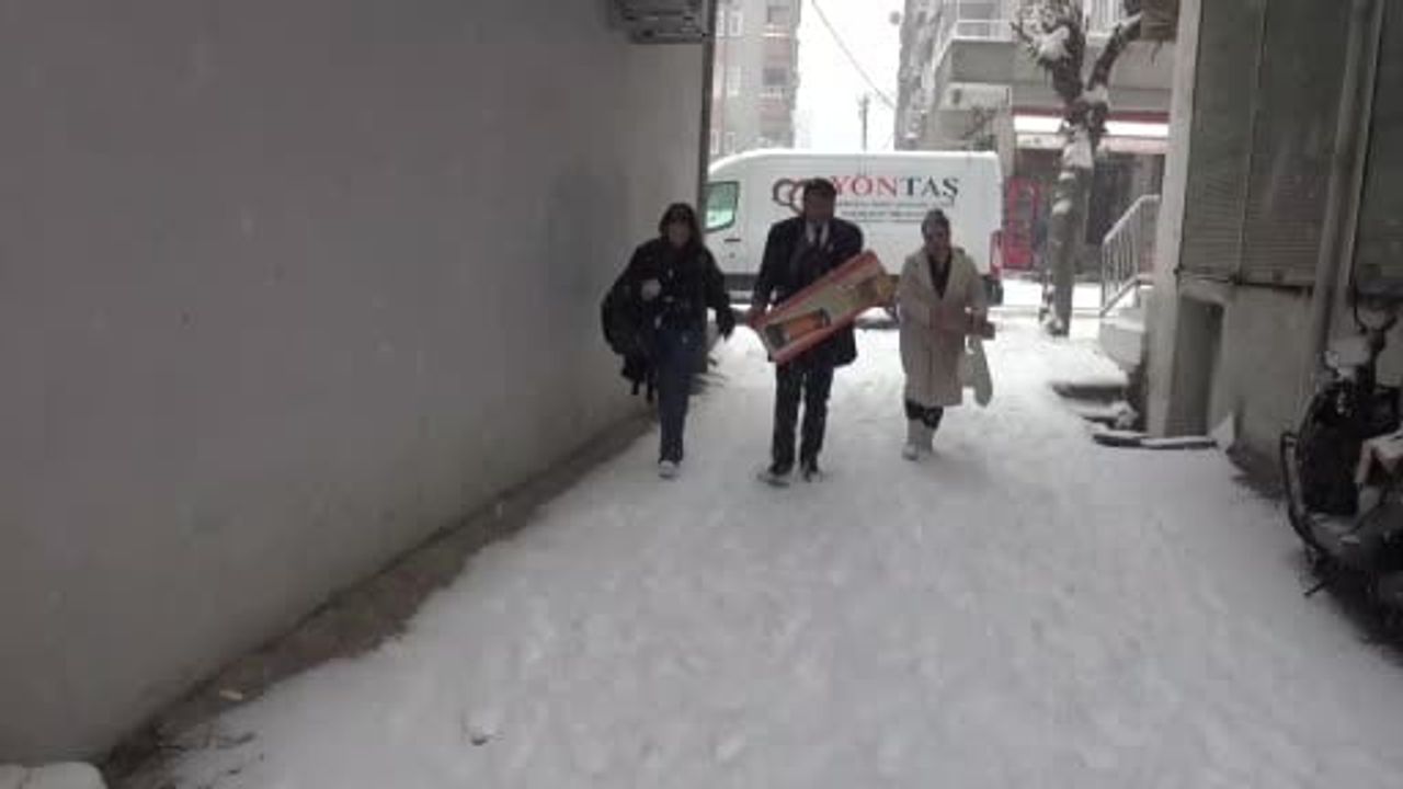 MHP Sur İlçe Başkanlığı ihtiyaç sahibi ailelere soba, mont ve ayakkabı dağıttı