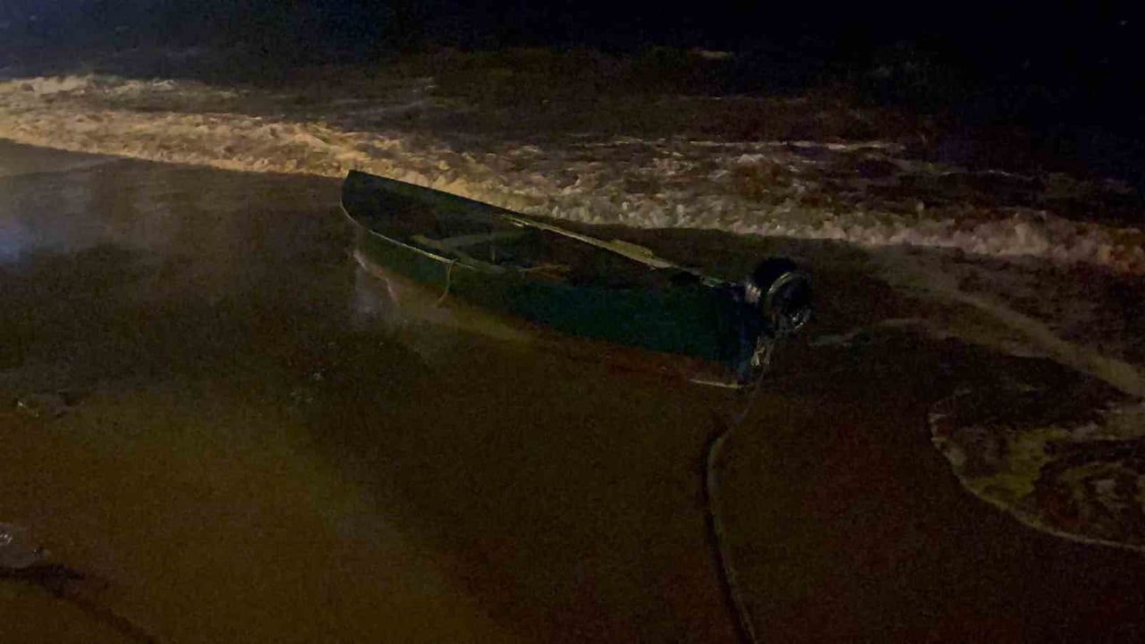 Milas'ta kuvvetli fırtına kıyıda demirli milyonluk yelkenliyi karaya sürükledi