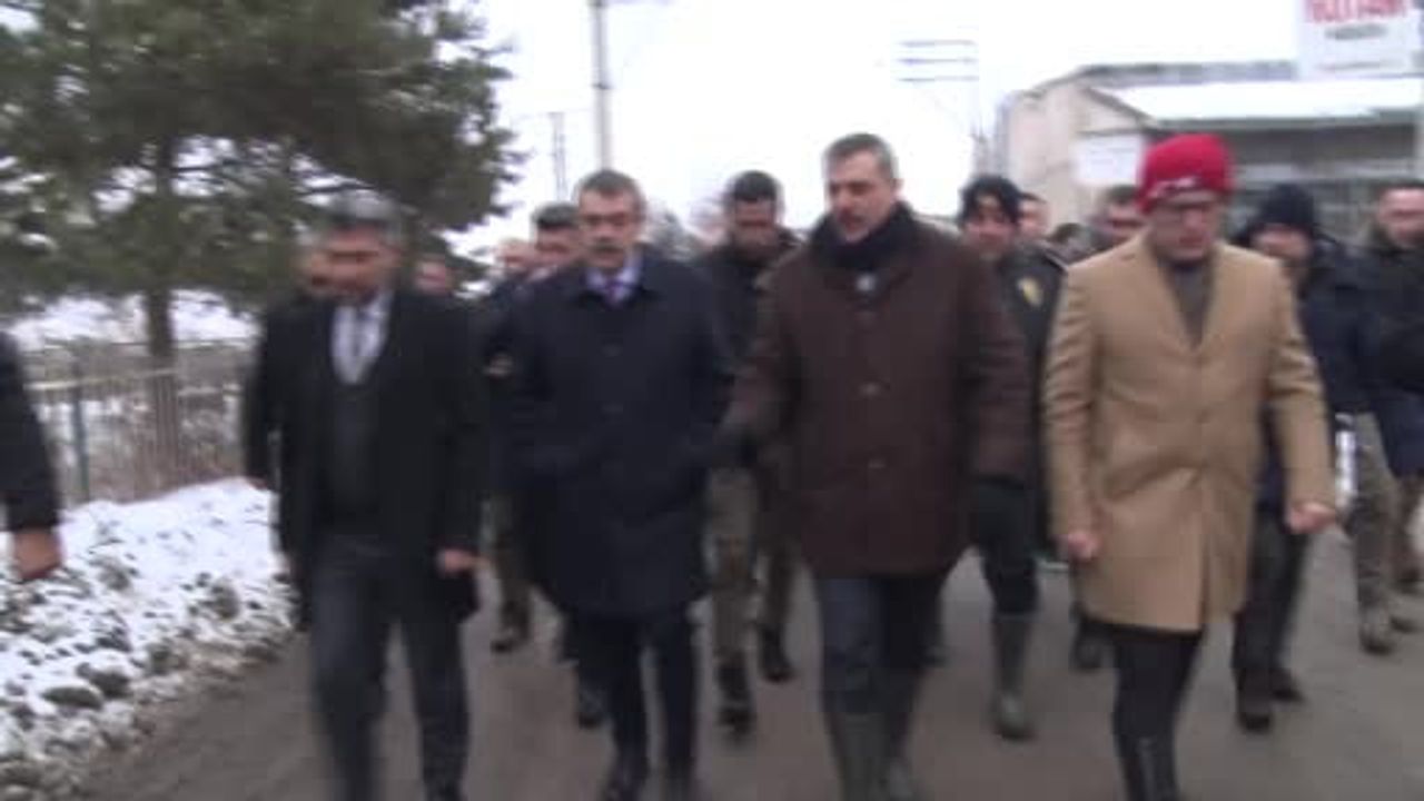 Milli Eğitim Bakanı Tekin, yanan fabrikada incelemelerde bulundu