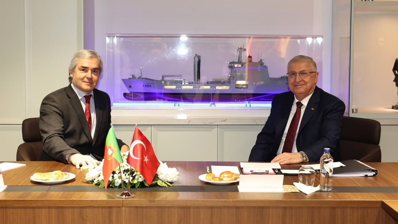 Milli Savunma Bakanı Yaşar Güler ile Portekiz Savunma Bakanı Nuno Melo, kızağa koyma töreni sonrası toplantı gerçekleştirdi