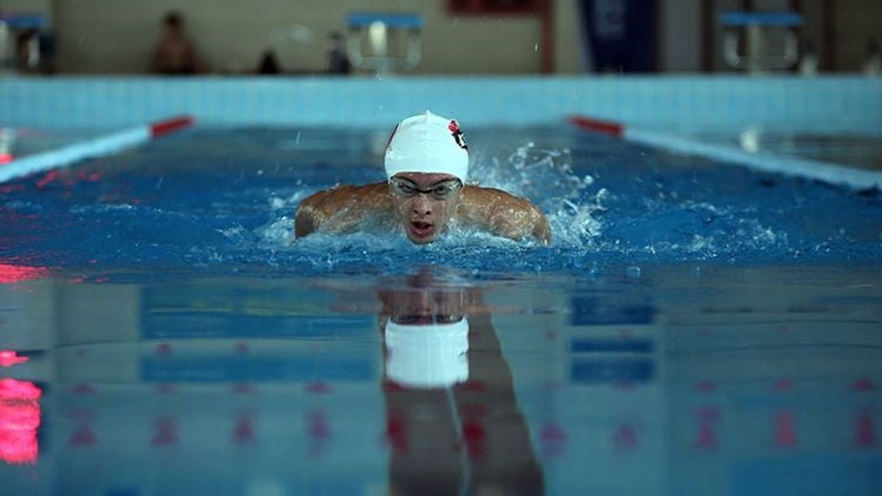 Milli yüzücü Yaman Rüzgar Kızılet, Aydın Büyükşehir Belediyespor'a katıldı