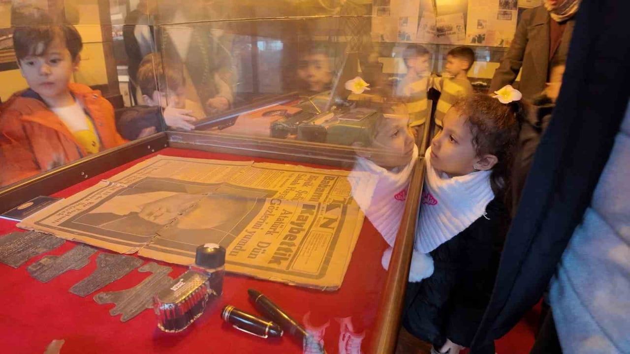 Minik Öğrenciler Kocaeli Basın Müzesi'ni Ziyaret Edip Gazeteciliğin Tarihini Öğrendi