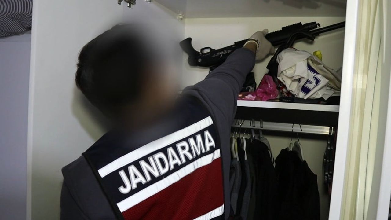 MİT destekli jandarma operasyonu: DEAŞ’a finans sağladığı iddia edilen 17 şüpheli gözaltında, 9 tutuklama