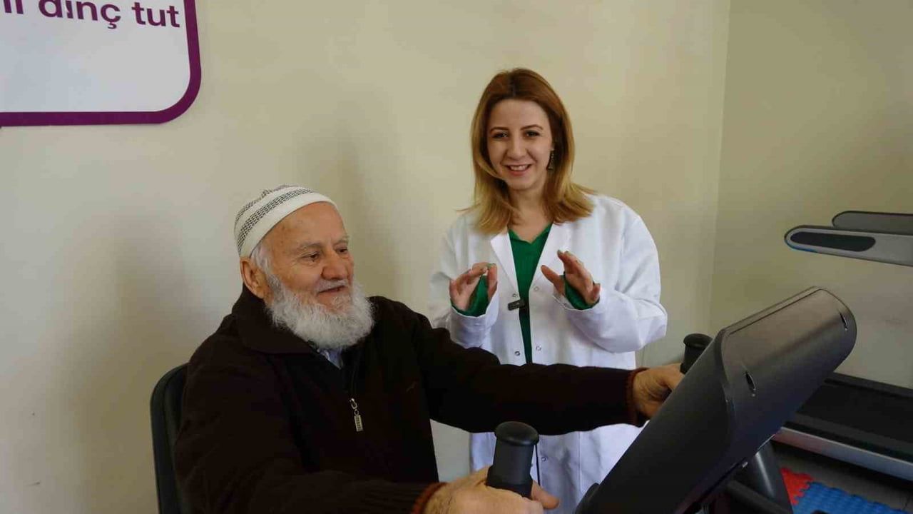 Moral Evi'nin neşesi: 82 yaşındaki Ökkeş Bahri Özbulan merkezin ruhunu canlandırıyor