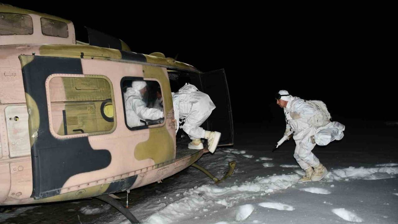 MSB paylaştı: Mehmetçik karlı arazide gece eğitimi görüntüleri