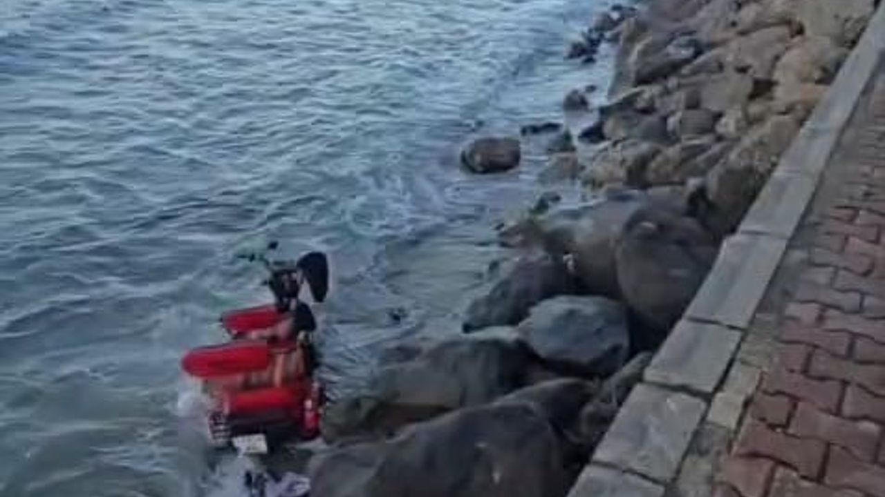 Mudanya Altınkum'da üç tekerlekli elektrikli motosiklet denize uçtu: 2 yaralı