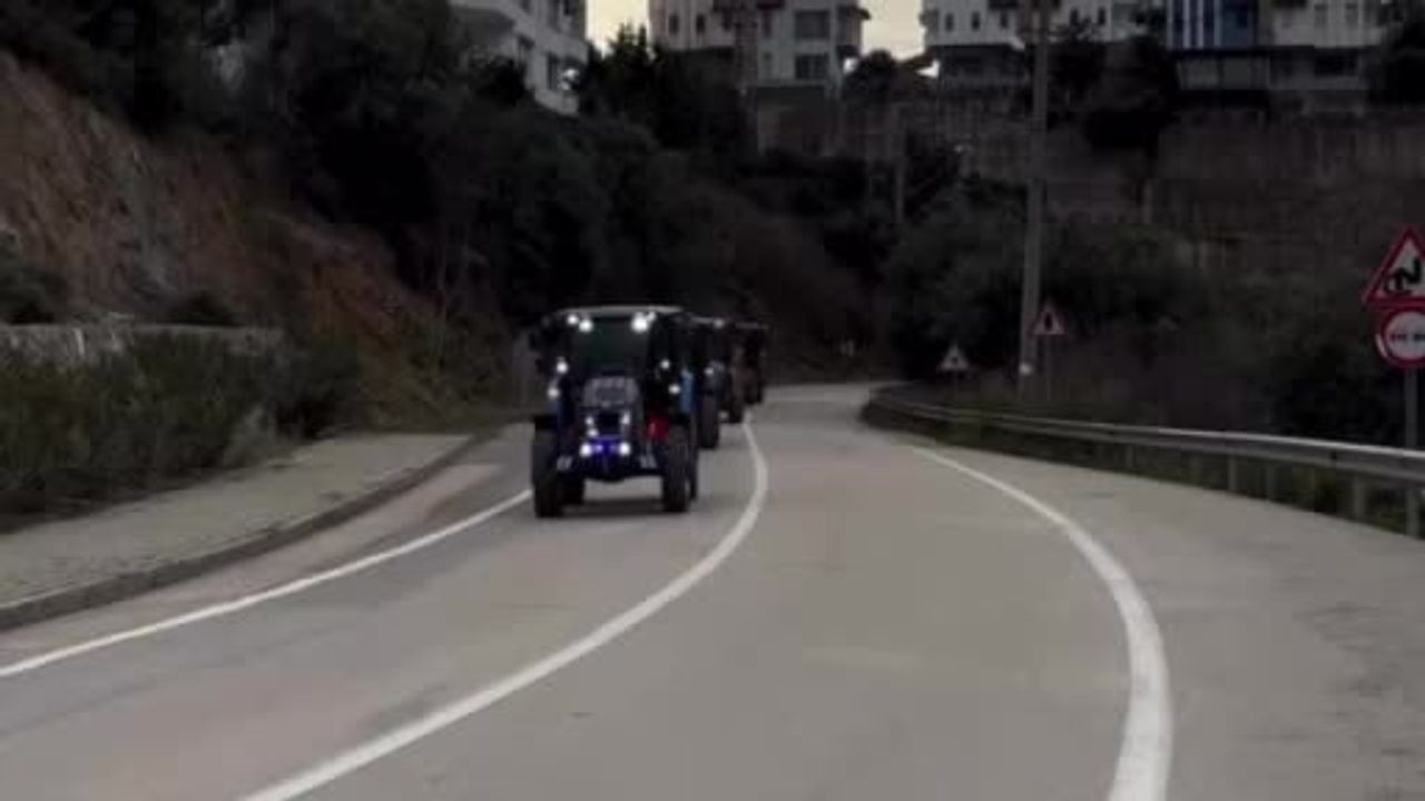 Mudanya’da köylüler belediyenin arazi satış kararını traktör konvoyuyla protesto etti