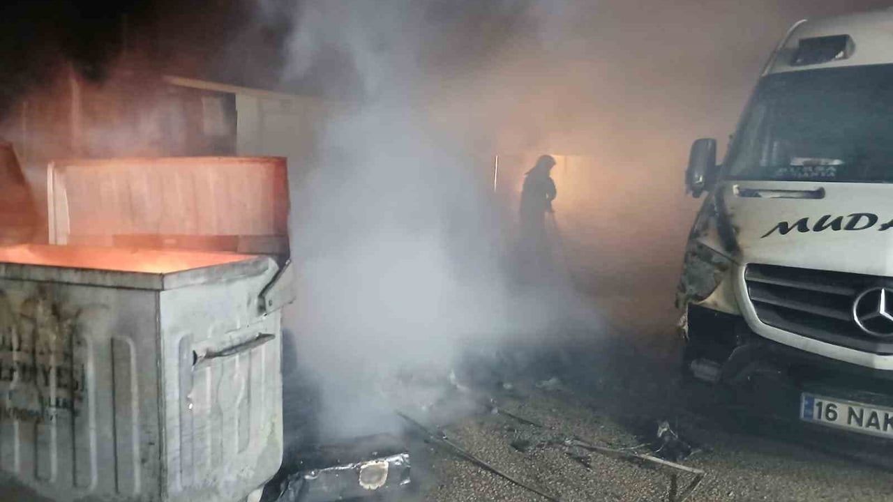 Mudanya Yumurtatepe'de gece yarısı minibüs duraklarında yangın: 20 minibüs son anda kurtarıldı