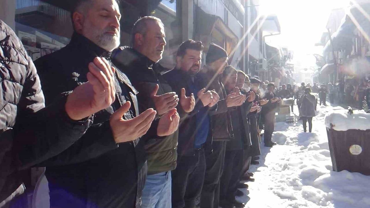 Mudurnu'da 7 asırlık esnaf duası eksi 18 derecede sürdürüldü