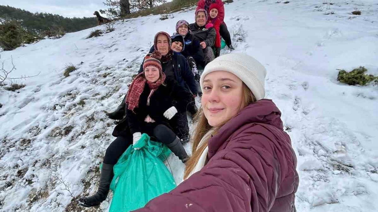Mudurnu'da kadınlar çuval ve samanla karlı yamaçlarda kaydı