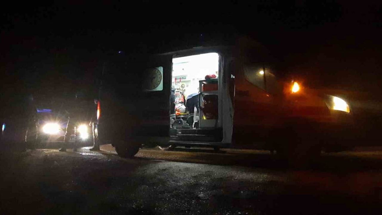 Mudurnu'da kamyon şarampole devrildi: 1 kişi yaralandı