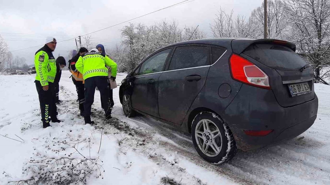 Mudurnu’da kaza: Göynük 112 personeli ve hamile yolcu yara almadan kurtuldu