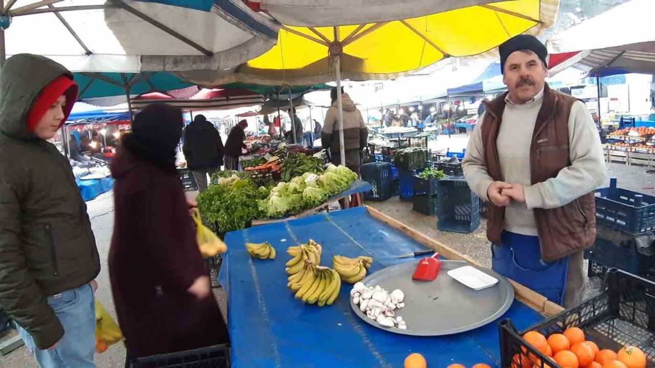 Mudurnu'da pazarcıdan 'Takdir getirene vitamin bedava' kampanyası: Başarılı öğrencilere mandalina, portakal ve muz