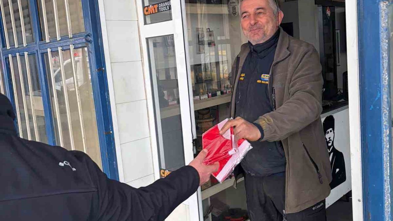 Muğla Büyükşehir Belediyesi'nden Türk bayrağı dağıtımı ve dayanışma mesajı