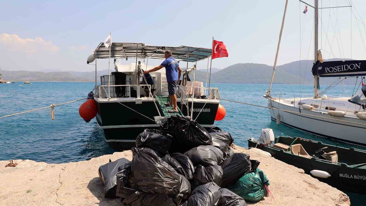 Muğla Büyükşehir'den Gökova ve Göcek'te kapsamlı kıyı temizliği: 14 bin 880 kilogram atık toplandı