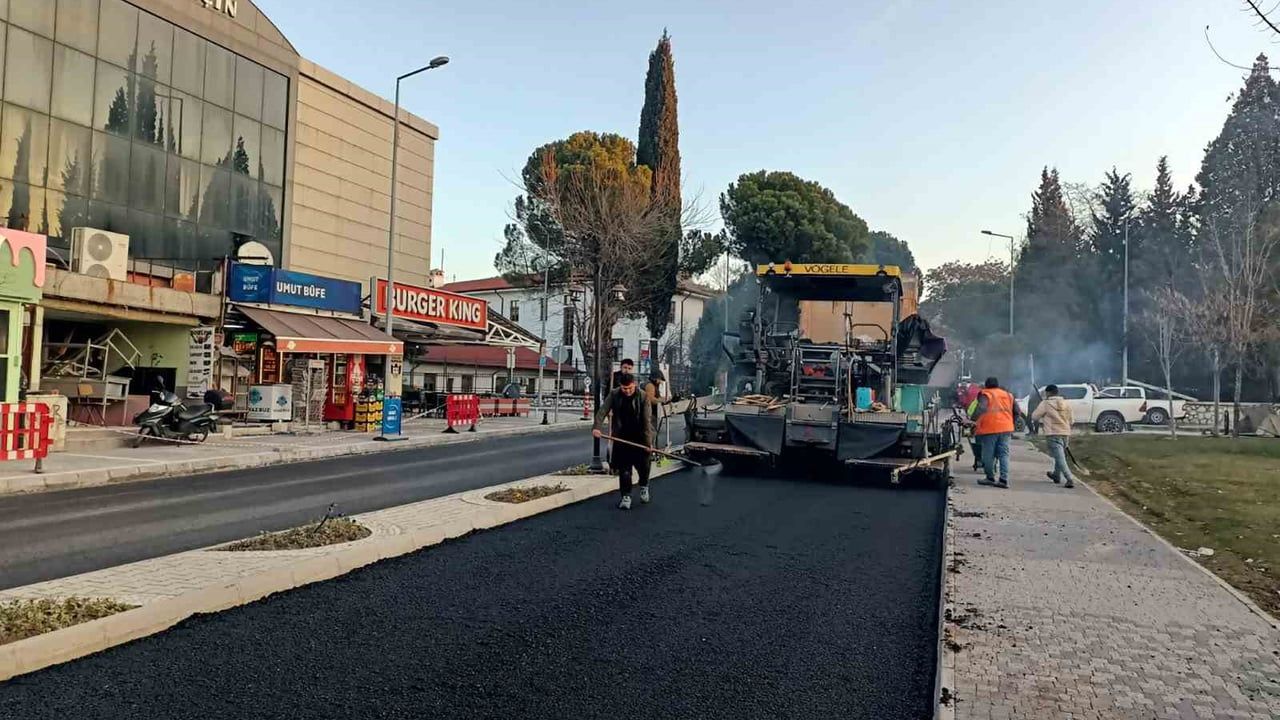 Muğla Büyükşehir, Menteşe’de 502 milyon TL’lik yol yatırımı ve 51 milyon 170 bin TL’lik sıcak asfalt-kaldırım çalışması yürütüyor