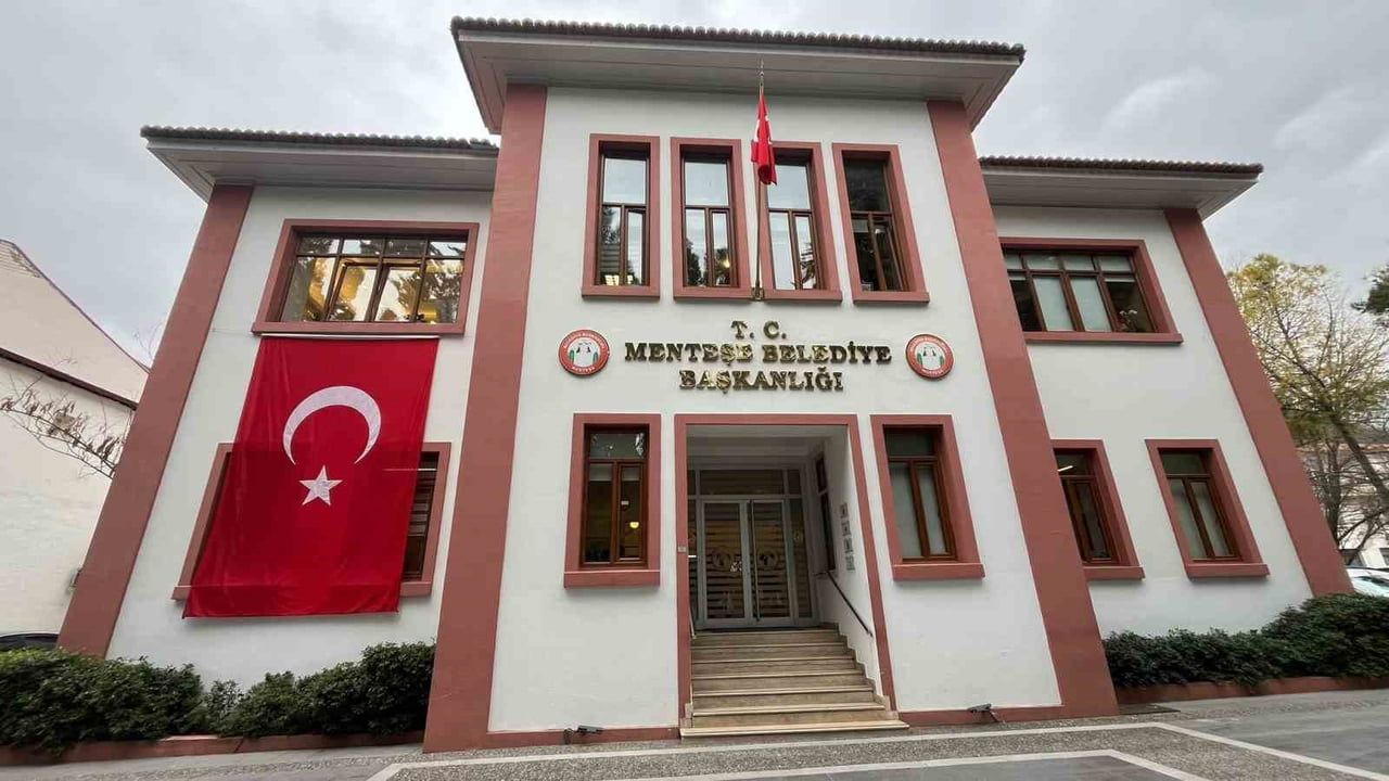 Muğla’da Belediye Binalarına Türk Bayrakları Asıldı — Başkan Aras’tan Çağrı