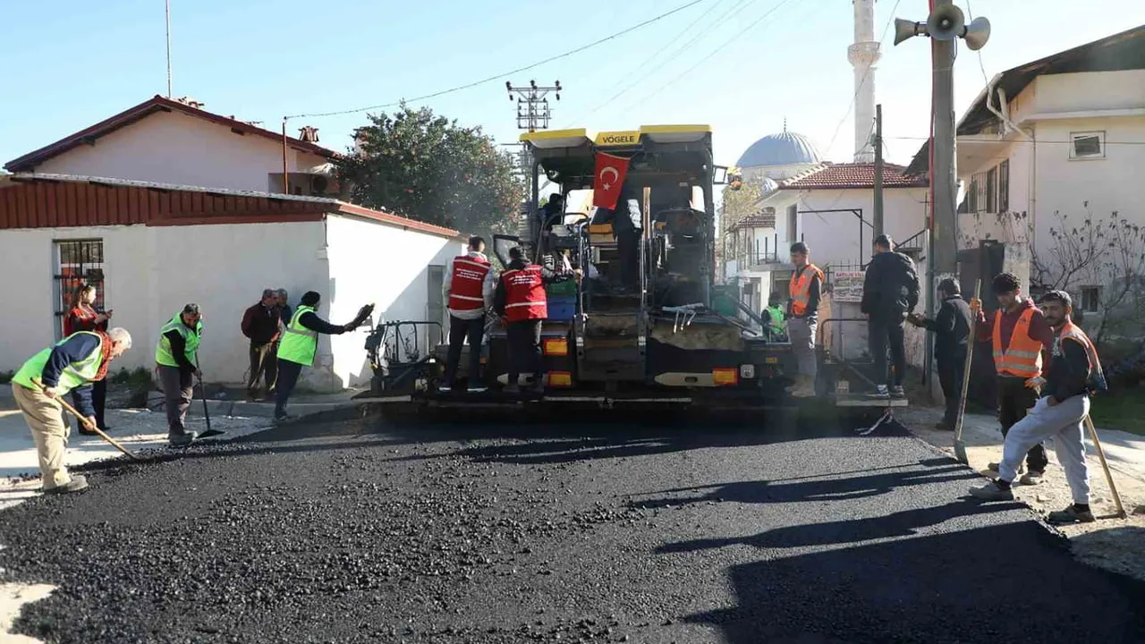 Muğla'da Gökova Mahallesi yolları yenileniyor: Bin 400 metrelik sıcak asfalt çalışması