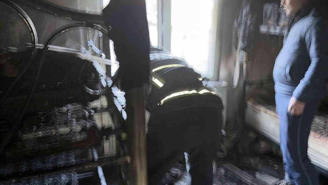 Muğla'da izinli itfaiyeci, Denizova'da çıkan ev yangınını söndürdü