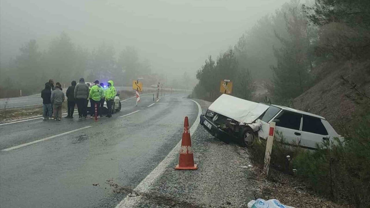 Muğla-Denizli Karayolunda Otobüs ile Fiat Tofaş Çarpıştı — Yaralanma Yok
