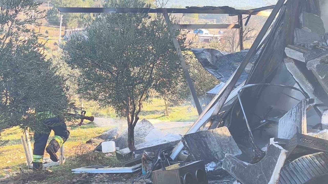 Muğla Menteşe'de bağ evi yangını: ev ve otomobil kullanılamaz hale geldi