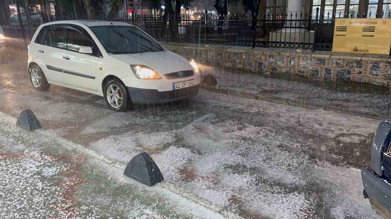 Muğla Menteşe’de Dolu ve Sağanak: Yollar Beyaza Büründü, Trafik Durma Noktasına Geldi