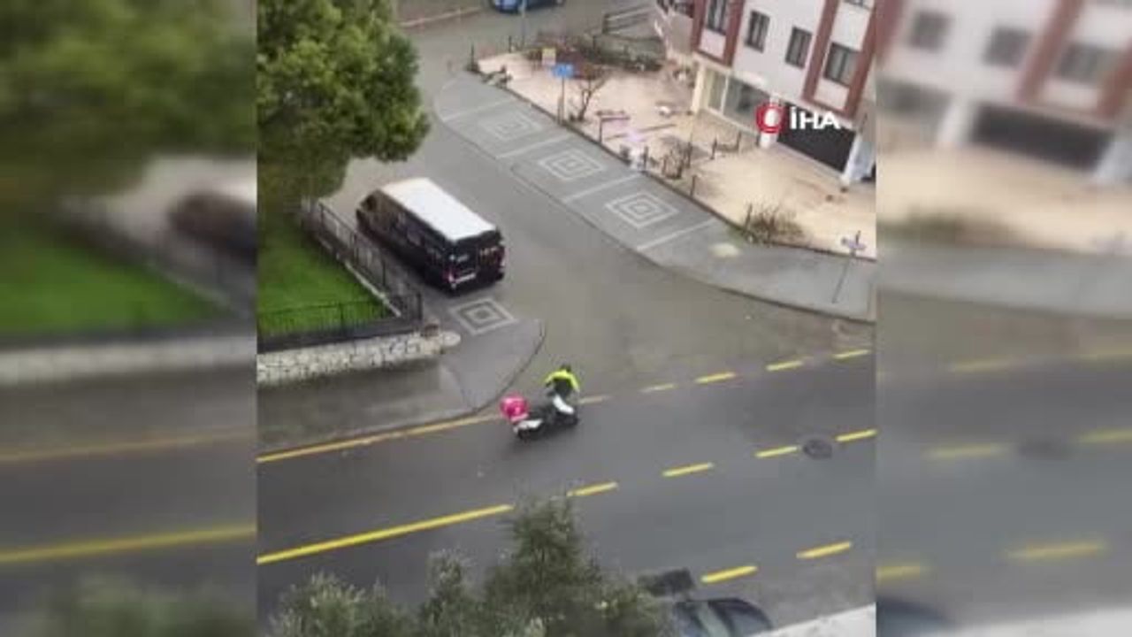 Muğla Menteşe'de motokurye tıkanan mazgalı temizledi