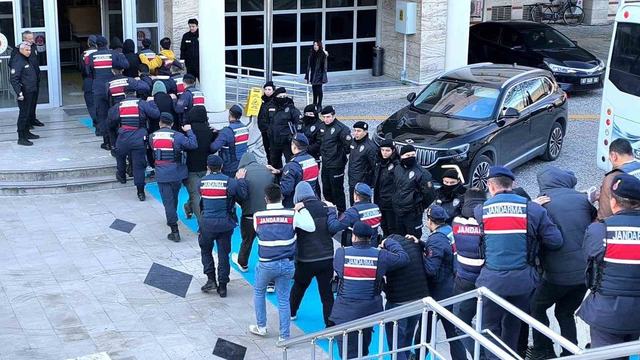 Muğla merkezli 4 ilde DEAŞ operasyonunda 18 şüpheli adliyeye sevk edildi