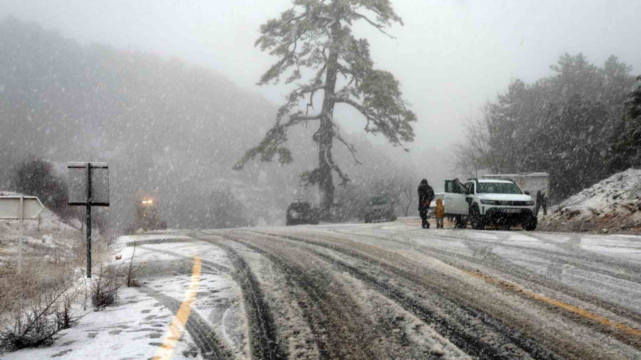 Muğla yüksek kesimlerinde kar etkili oldu, yollarda kar temizleme çalışmaları sürüyor