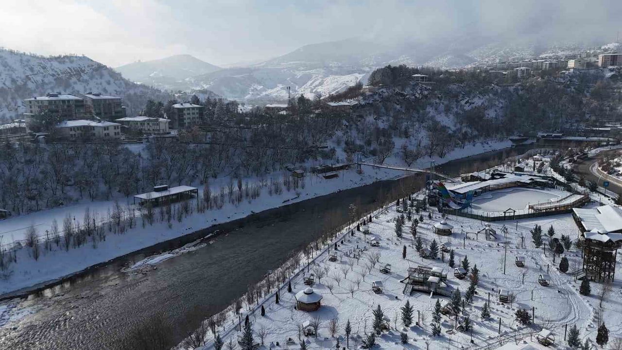 Munzur Nehri Kıyısında Karla Kaplı Tunceli Havadan Görüntülendi