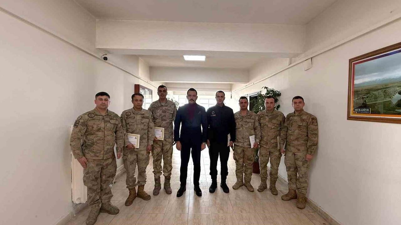 Muradiye Kaymakamı Türkmenoğlu, Alpaslan Jandarma Personeline Başarı Belgesi Verdi