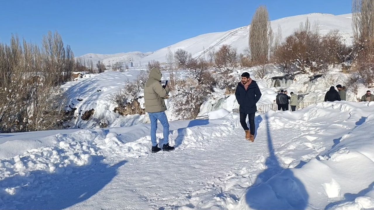 Muradiye Şelalesi buz tuttu: Travertenleri andıran görüntüler - Van